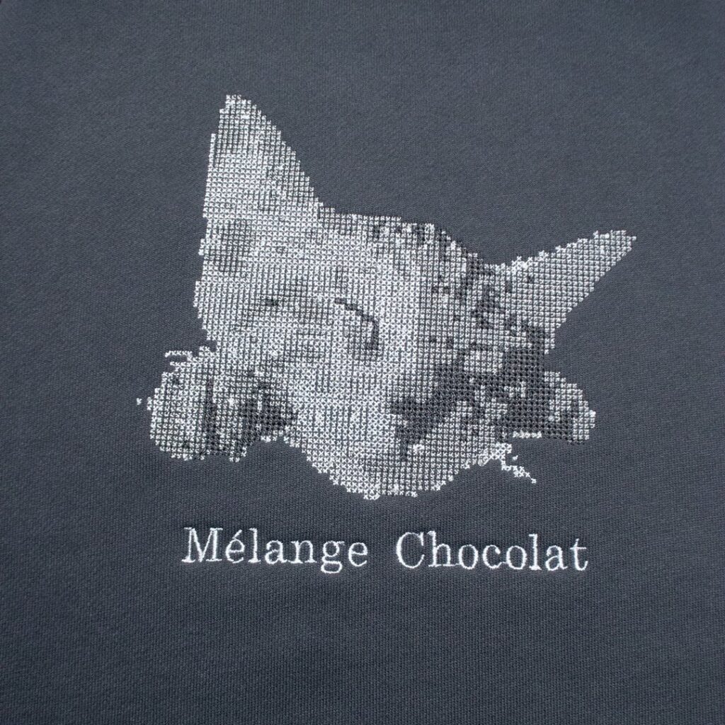 グレー生地にドット風で直接刺繍した猫とMélange Chocolatの文字