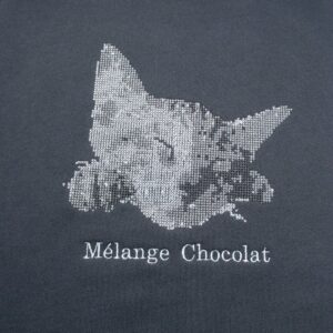 グレー生地にドット風で直接刺繍した猫とMélange Chocolatの文字