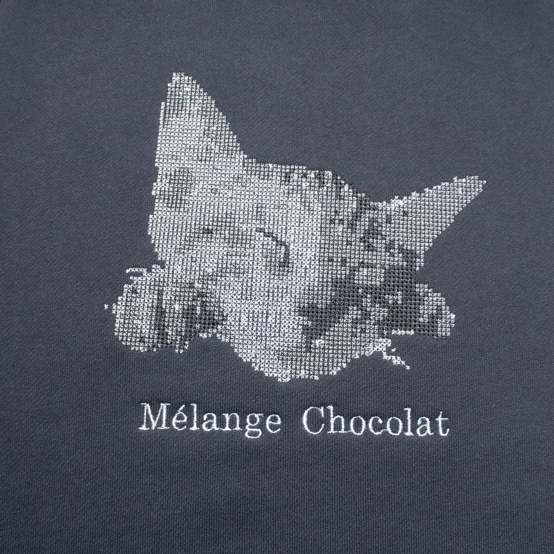 グレー生地にドット風で直接刺繍した猫とMélange Chocolatの文字