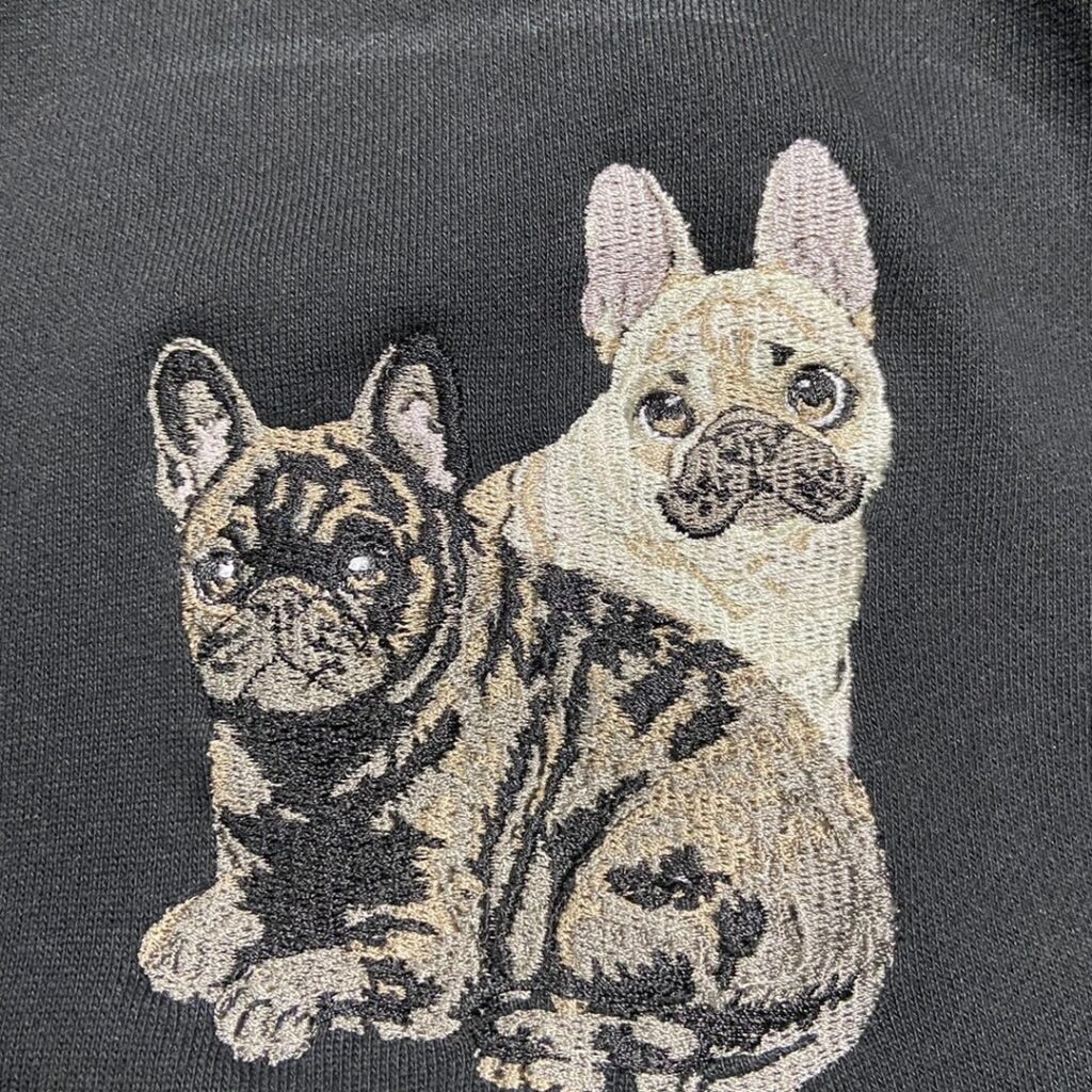 グレーの生地に直接刺繍したフレンチブルドッグ2匹