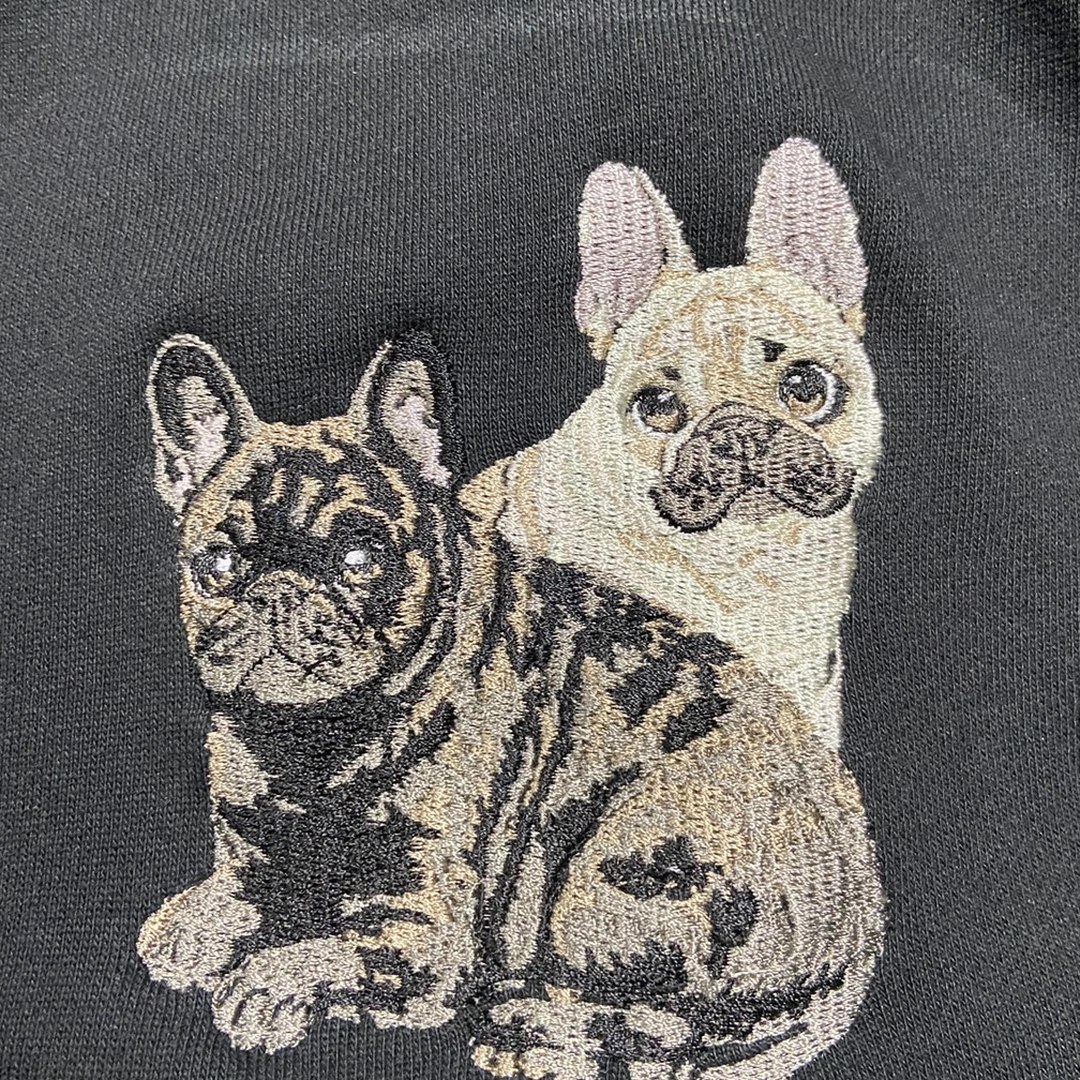 グレーの生地に直接刺繍したフレンチブルドッグ2匹