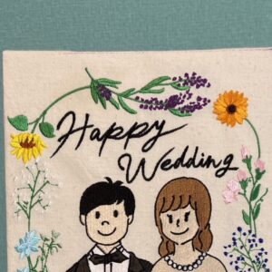 Happy Weddingの文字と新郎新婦・花を刺繍したパネル